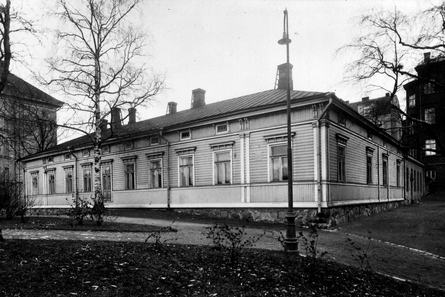 Apurakennus Helsingin magneettisen observatorion ns. absoluuttihuone 1845-1922. Suunnittelu E.B.Lohrmann (1803-1870).