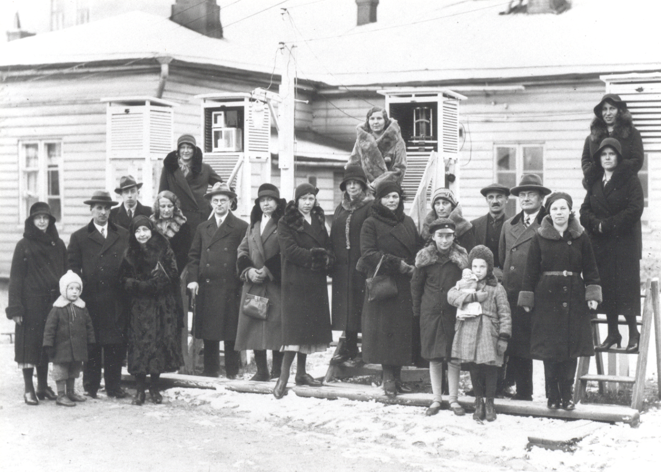 Tiedeseuran perinnönjako Ilmatieteellisen Keskuslaitoksen henkilökuntaa perheineen 1920luvulla Kaisaniemessä. Henkilökunnan määrä oli noin 20.