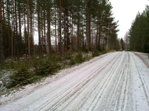 17 RUOVESI RUOJÄRVI VANHA VALTATIE 10 2 (PMM:n tulkintaohjeen mukaan) Koordin: N: 6878 763 E: 344 749 Z: 120 ±1 m X: 6878 106 Y: 2501 974 P: 6881 648 I: 3344 857 Paikka sijaitsee Ruoveden kirkosta