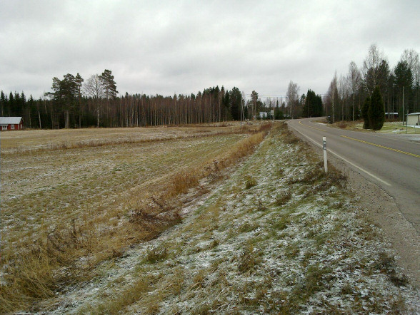 7 RUOVESI MUSTAJÄRVI VANHATIE 2 2 (PMM:n tulkintavaatimuksen mukaan) Koordin: N: 6881 140 E: 343 970 Z: 120 ±1 m X: 6880 445 Y: 2501 086 P: 6884 026 I: 3344 078 Paikka sijaitsee Ruoveden kirkosta