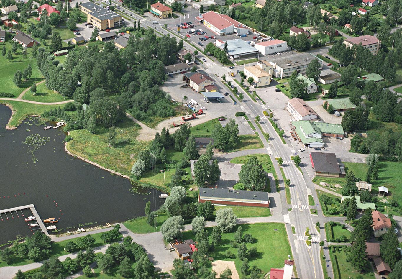 Emilia Rönkkö Maaseudun kirkonkylien ja kulttuuriympäristöjen muutos 1970-luvun lopulta 2010-luvulle Mittakaava muuttui 1960-70- lukujen kaavoituksen seurauksena monissa taajamissa ja keskeistä oli