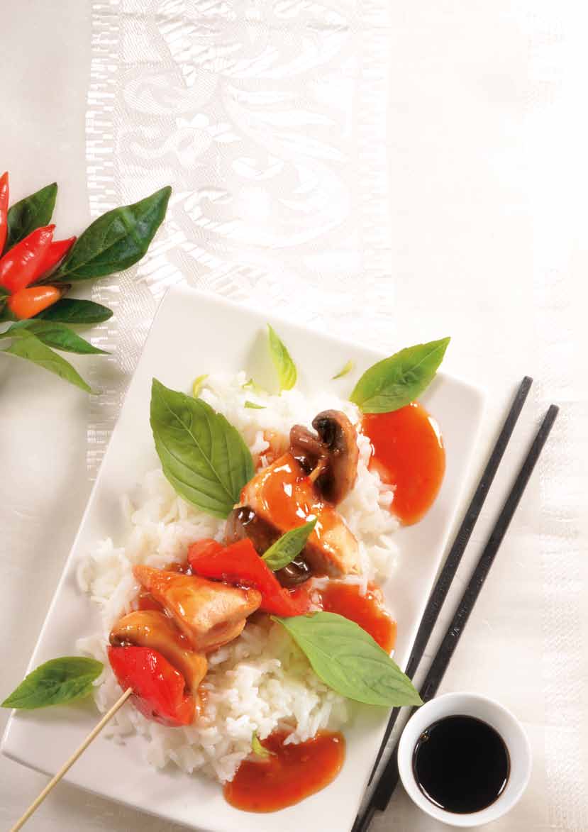 Aasialainen ruoka on herkkua kaikille aisteille Aasialainen ruokakulttuuri on siirtolaisten mukana levinnyt ympäri maailmaa, sillä Aasian ikivanhoista keittiöistä peräisin olevat runsaat, hyvät maut
