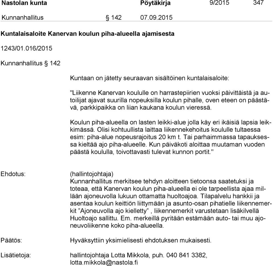 koulun pihalle, oven eteen on pääs tävä, parkkipaikka on liian kaukana koulun vieressä. Koulun piha-alueella on lasten leikki-alue jolla käy eri ikäisiä lapsia leikki mäs sä.