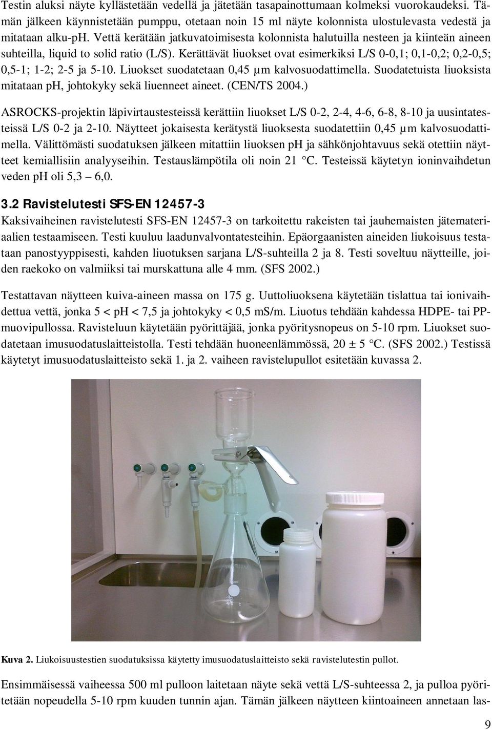 Vettä kerätään jatkuvatoimisesta kolonnista halutuilla nesteen ja kiinteän aineen suhteilla, liquid to solid ratio (L/S).