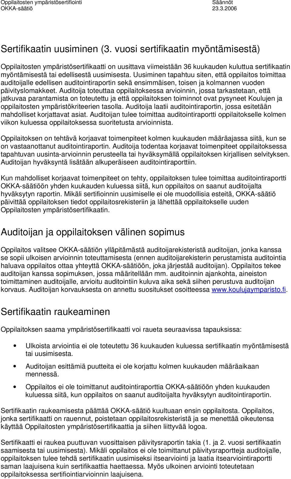 Auditoija toteuttaa oppilaitoksessa arvioinnin, jossa tarkastetaan, että jatkuvaa parantamista on toteutettu ja että oppilaitoksen toiminnot ovat pysyneet Koulujen ja oppilaitosten
