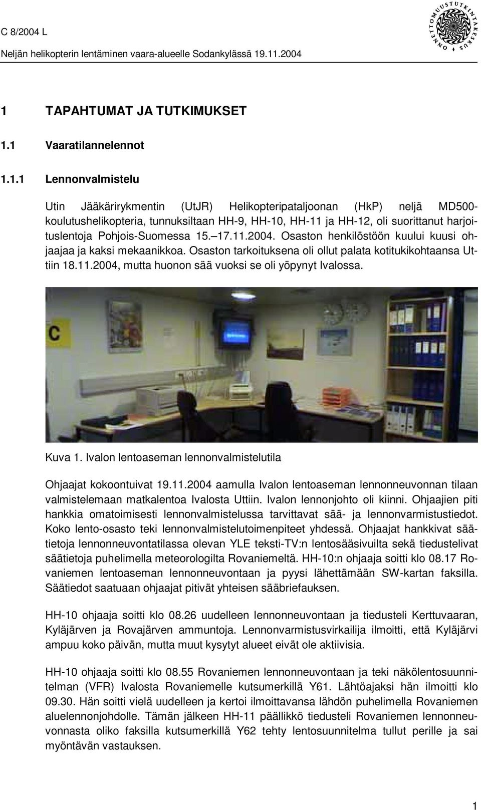 Osaston tarkoituksena oli ollut palata kotitukikohtaansa Uttiin 18.11.2004, mutta huonon sää vuoksi se oli yöpynyt Ivalossa. Kuva 1. Ivalon lentoaseman lennonvalmistelutila Ohjaajat kokoontuivat 19.