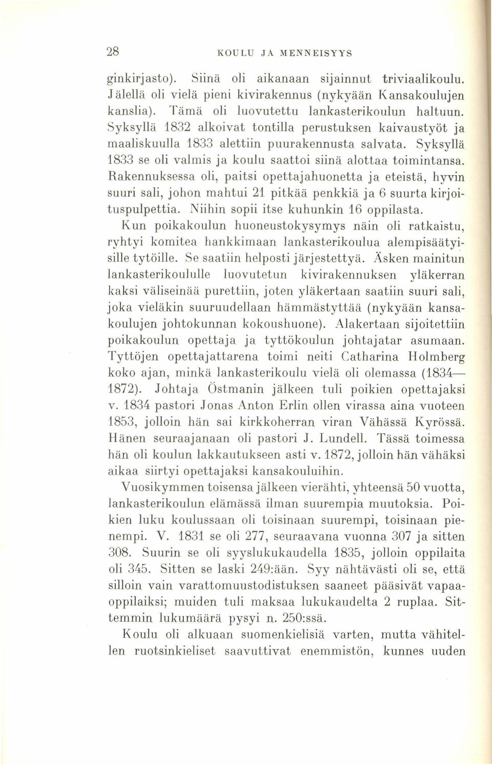 Rakennuksessa oli, paitsi opettajahuonetta ja eteistä, hyvin suuri sali, johon mahtui 21 pitkää penkkiä ja 6 suurta kirjoituspulpettia. Niihin sopii itse kuhunkin 16 oppilasta.