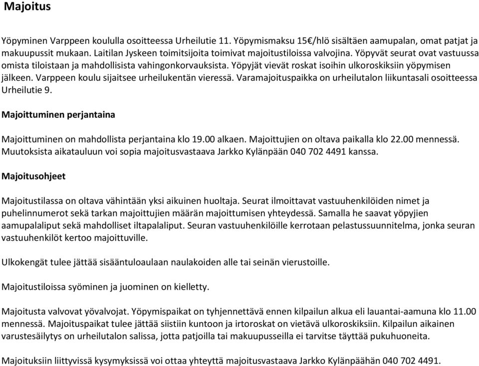 Yöpyjät vievät roskat isoihin ulkoroskiksiin yöpymisen jälkeen. Varppeen koulu sijaitsee urheilukentän vieressä. Varamajoituspaikka on urheilutalon liikuntasali osoitteessa Urheilutie 9.