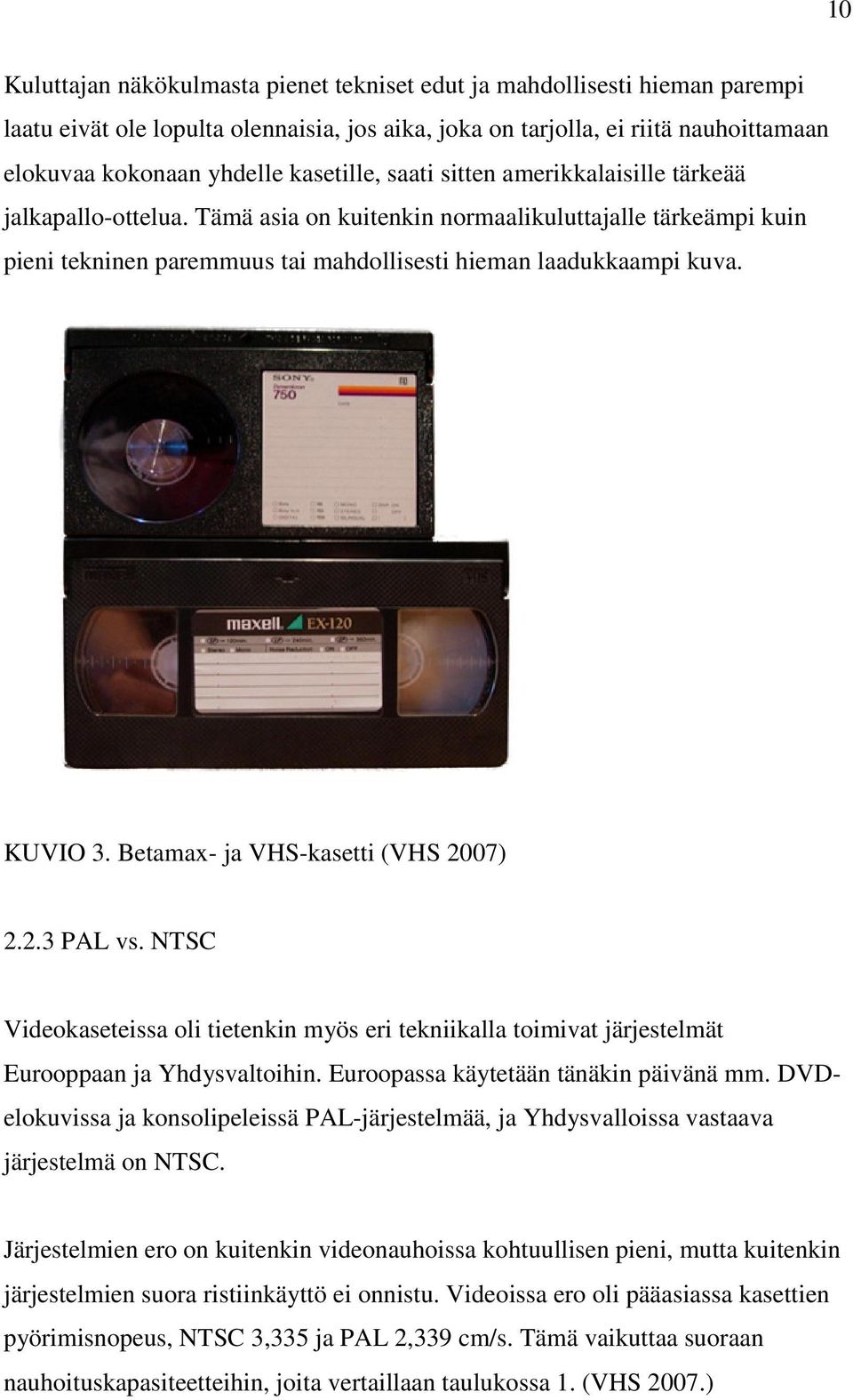 KUVIO 3. Betamax- ja VHS-kasetti (VHS 2007) 2.2.3 PAL vs. NTSC Videokaseteissa oli tietenkin myös eri tekniikalla toimivat järjestelmät Eurooppaan ja Yhdysvaltoihin.