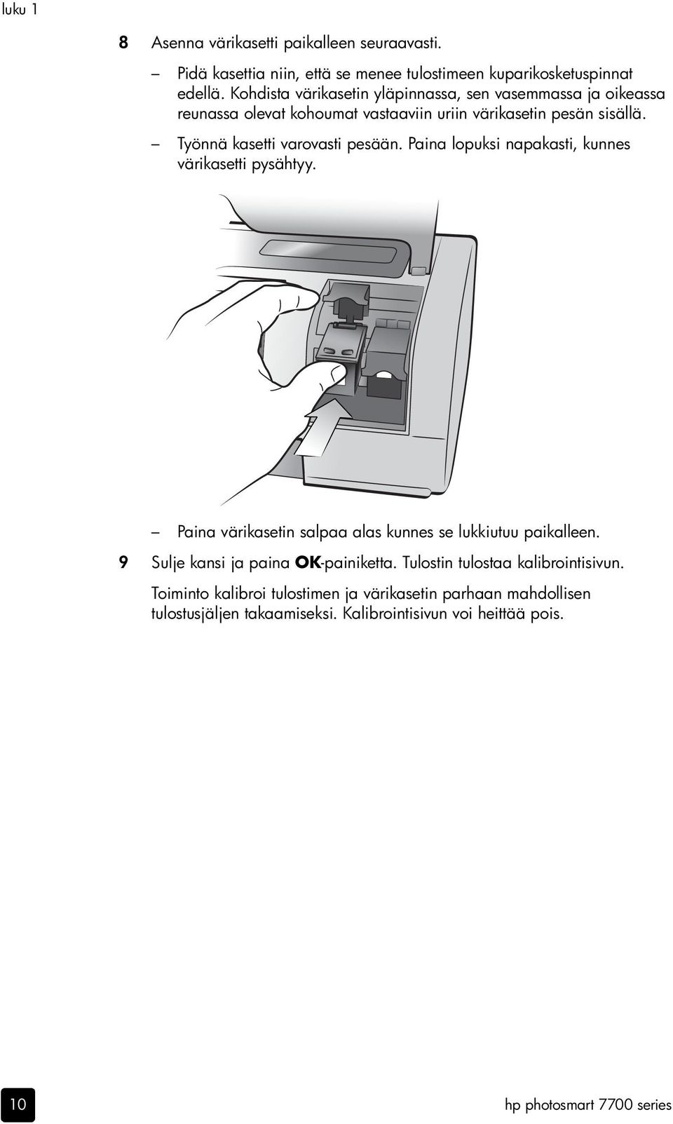 Työnnä kasetti varovasti pesään. Paina lopuksi napakasti, kunnes värikasetti pysähtyy. Paina värikasetin salpaa alas kunnes se lukkiutuu paikalleen.