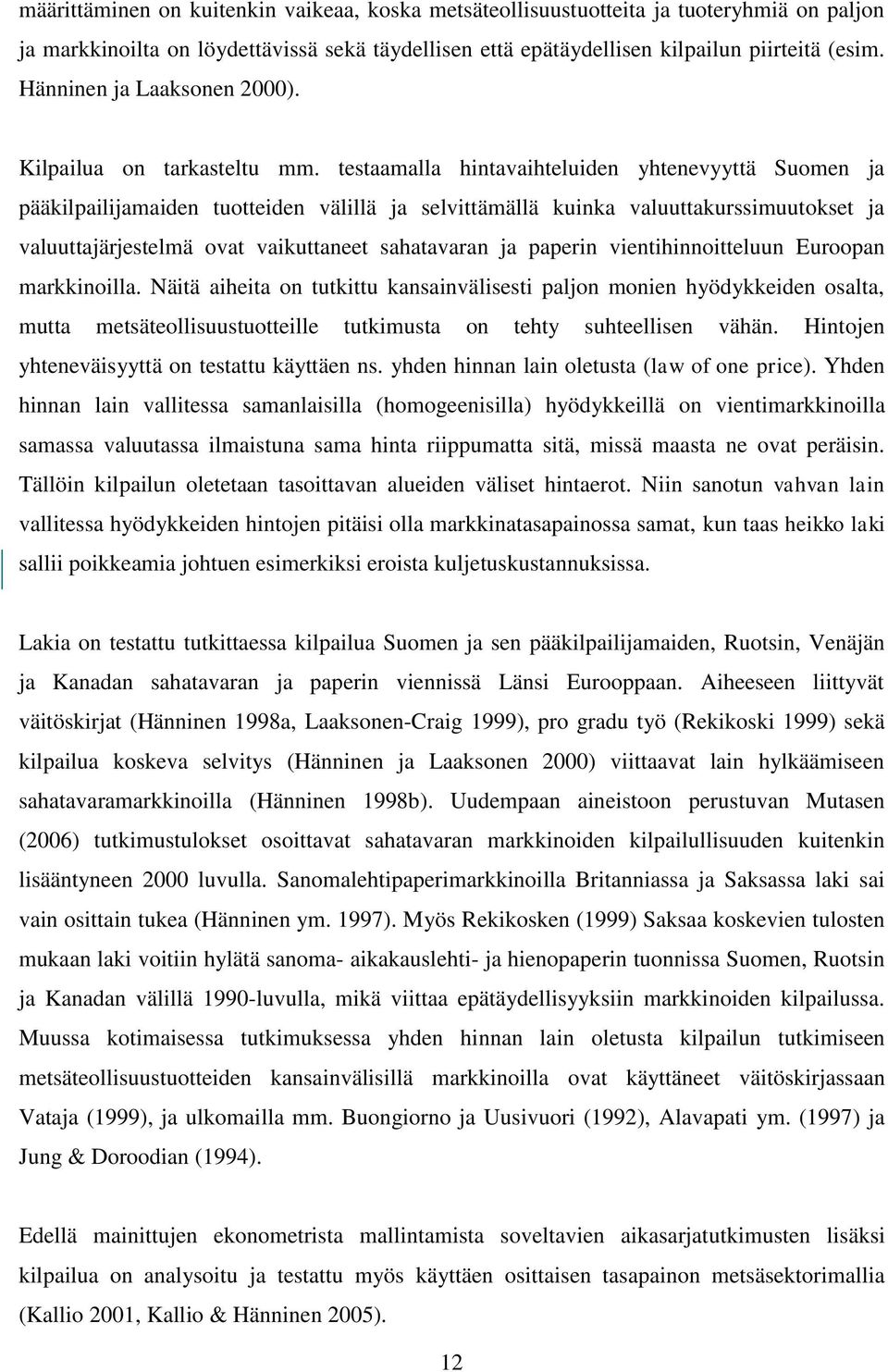 testaamalla hintavaihteluiden yhtenevyyttä Suomen ja pääkilpailijamaiden tuotteiden välillä ja selvittämällä kuinka valuuttakurssimuutokset ja valuuttajärjestelmä ovat vaikuttaneet sahatavaran ja