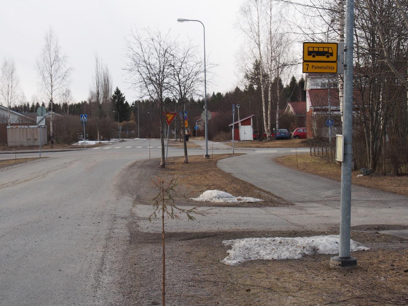 Linjan reitiltä löytyi myös ylimääräinen pysäkki varusteltuna linjamerkillä, pysäkkimerkillä, aikataulutelineellä ja aikataululla. Pysäkin sijainti löytyy kuvasta 16 merkattuna arvolla E.