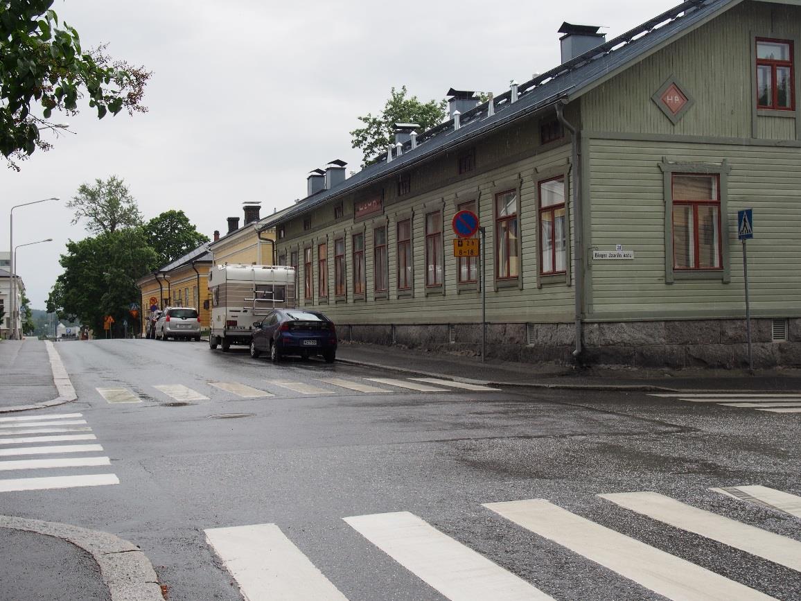 Tämä muutos olisi siis vain kaupunkiin päin ajettaessa. Tiiriöön päin ajettaessa käytettäisiin edelleen vanhaa reittiä Lukiokadulta Erottajakadulle ja siitä edelleen vanhaa reittiä pitkin.