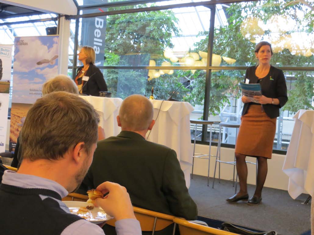 6 Kuva 3. Torstaina vedettiin konferenssin anti yhteen loppukeskustelussa, jonka vetäjinä toimivat Lotta Samuelsson ja Ottilia Thoreson.