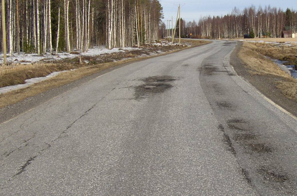 1 Routaheittotutkimus TIENKÄYTTÄJIEN KOKEMA AJOTUNTUMA 2 TIENKÄYTTÄJIEN KOKEMA AJOTUNTUMA Raskaan kaluston ja henkilöautoliikenteen päivittäisessä liikkumisessaan kokemaa ajotuntumaa (ajomukavuutta)