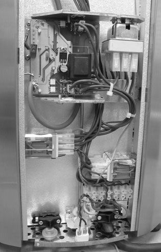 A B A. Palautettava ylikuumenemissuoja B. Termoparin liitin C. Elektroniikkakortti D. Ohjauspaneelin kaapeli E. Ohjauskontaktori F. Turvakontaktori G. Ilmankiertoventtiilin säätötanko H.