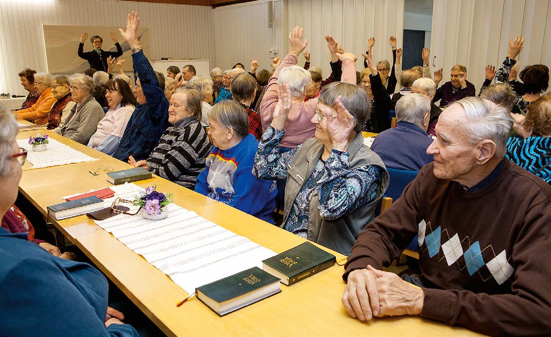 RISTIVETOA 8 Nro 1 25.1.2017 Elsa hyväntekijä pilven reunalta Vuonna 2007 kuollut Elsa Vartiainen teki eläessään testamenttirahaston ja vilkuttaa nyt Elsan kerholaisille pilven reunalta.