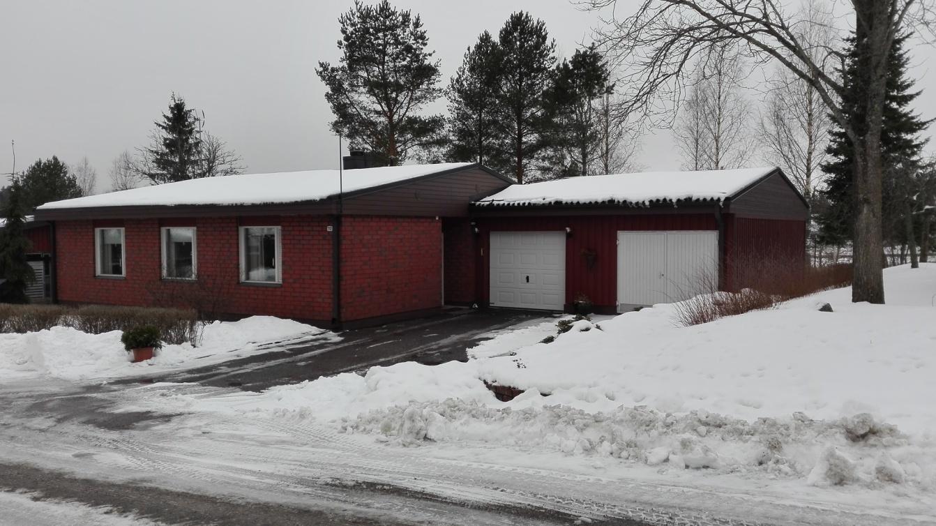 9 1 JOHDANTO Tämän työn tarkoituksena on päivittää vuoden 1977 pientalon LVI-järjestelmä vastaamaan nykypäivän standardeja.