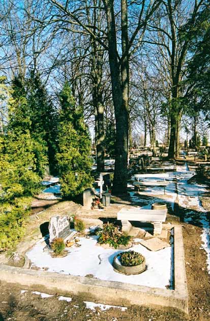 Foto 6. Surnuaialt ei tohi midagi kaasa võtta arvatakse, et see toob õnnetust. Andres Tennuse foto 2002.