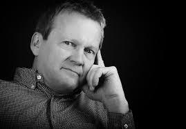 21 VUOROVAIKUTUS Pasi Sahlberg (1998): Huolimatta voimallisista kehittämishankkeista ja muuttuneista opetussuunnitelmista luokkahuonevuorovaikutus näyttää pysyvän sitkeästi samanlaisena.