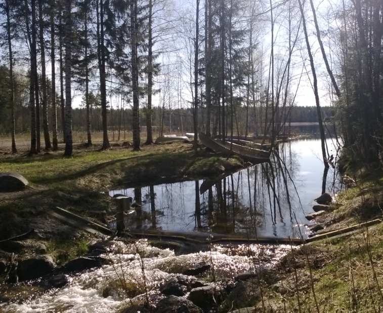 Kuva 14. Sääjärven kalatie ja vanha pato. Kuva 15. Isojärven pohjapato ja venerantaa.