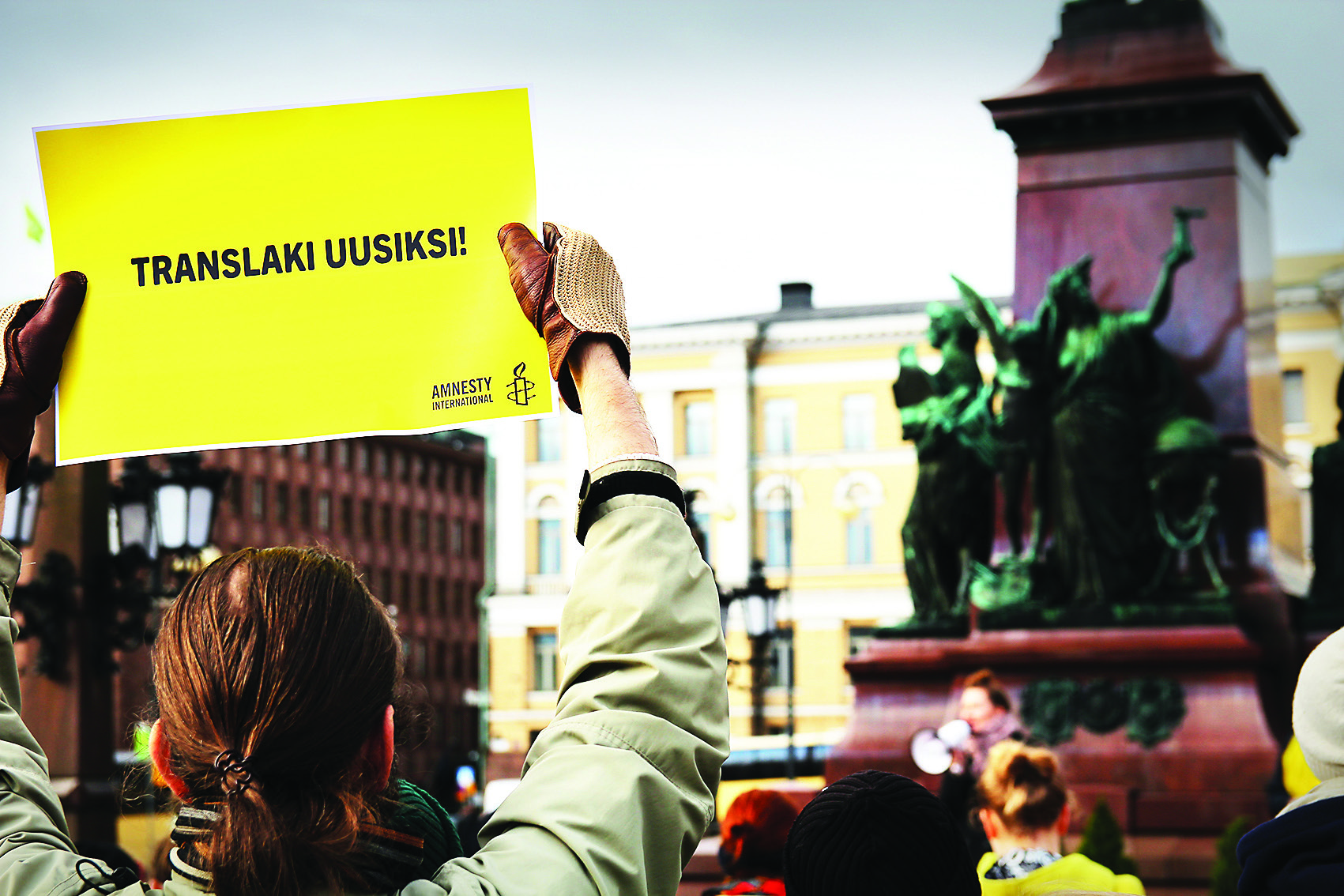STRATEGIA 2016 2019 9 Itsemääräämisoikeus NYT!- mielenosoituksen jälkeen lokakuussa 2015 Amnesty luovutti translain uudistusta ajavan vetoomuksen perhepalveluministeri Rehulalle.