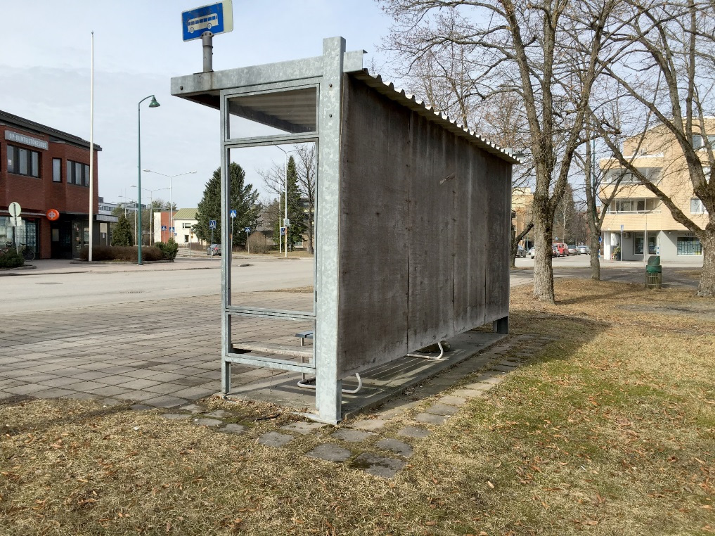 KALUSTEET Nykyiset penkit ovat paikoin epäsiistejä ja ne eivät ole väriltään yhtenäisiä. Harkittavaksi jää, kunnostetaanko vanhat penkit vai uusitaanko kaikki puisto- ja torialueen penkit.