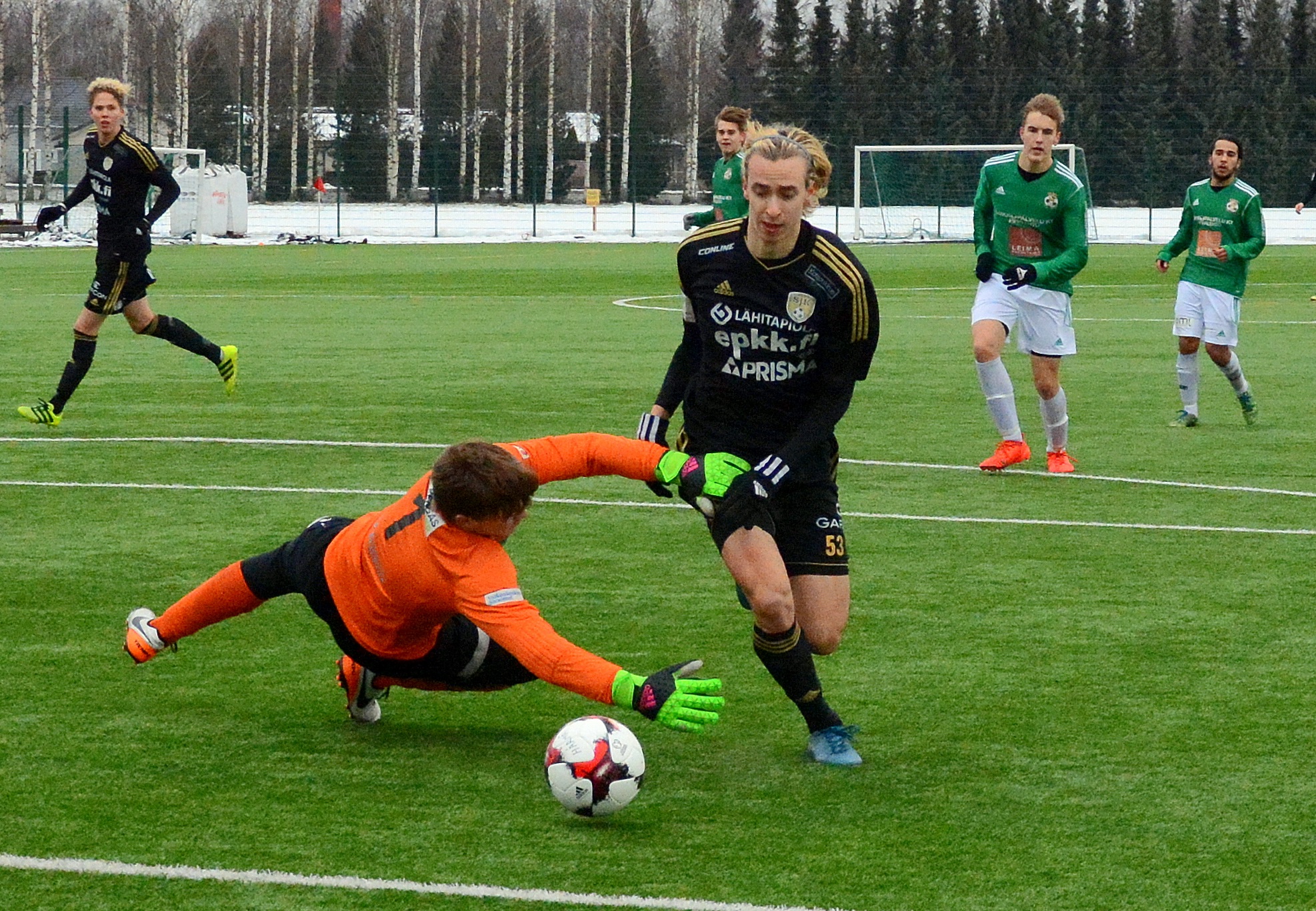 FC Hakan riveissä viime syksynä esiintynyt kärkipelaaja Elias Ahde vapautettiin läpisyötöllä ja hän lisäsi yksilösuorituksellaan SJK:n johtoa. Ellu toimittaa pallon maaliin.