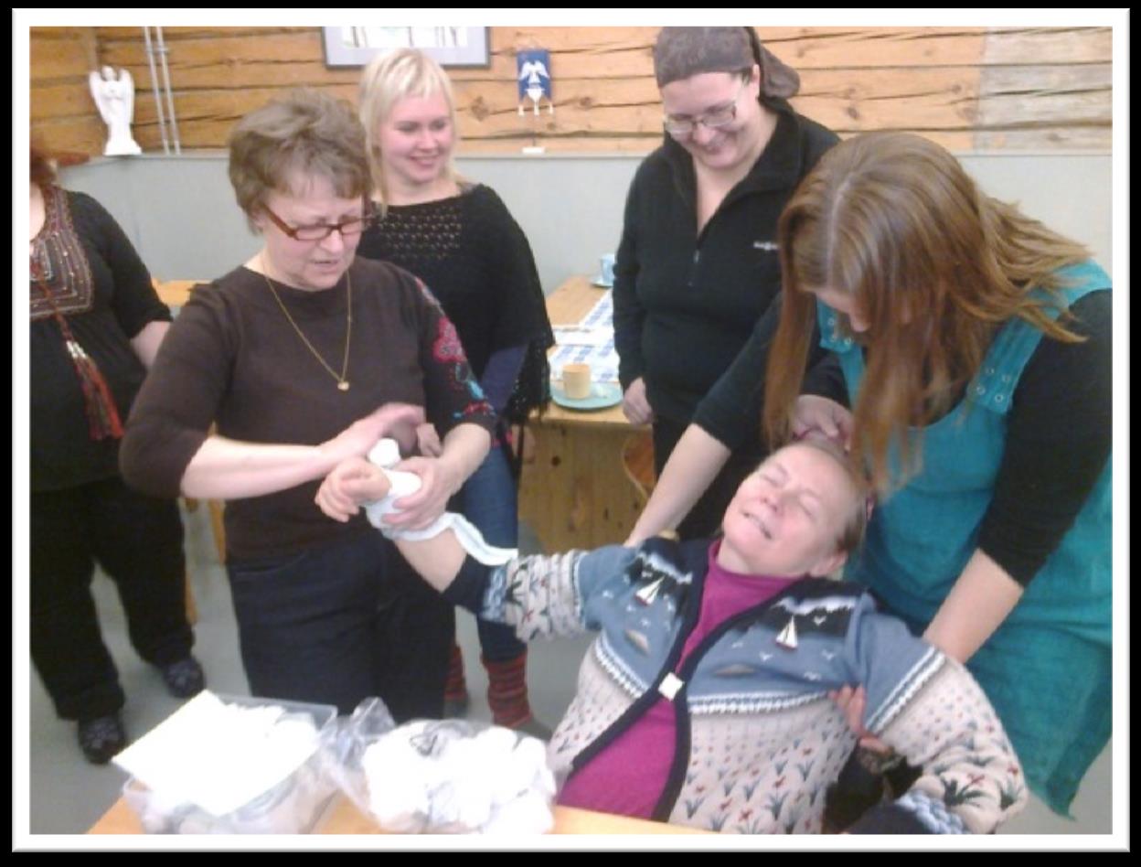 22 Eläytymistä loukkaantuneen rooliin ensiapukurssilla! Lisäksi pidettiin Asukasilta Lipetissä 22.4.2013 yhteistyössä Lippuniemen Asukasyhdistyksen kanssa.