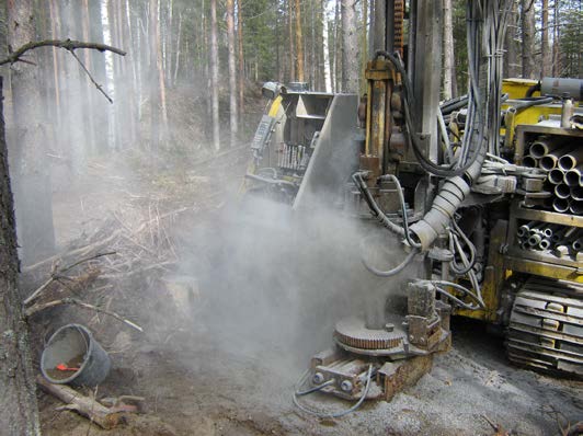 GEOLOGIAN TUTKIMUSKESKUS Geologinen rakenneselvitys 3 16.3.2015 luun. Kairaajat havainnoivat maaperän kerrosrakennetta silmämääräisesti.