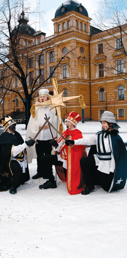 Herodes, punaviittainen kuningas Murjaanien kuningas, musta asultaan ja kasvoiltaan Knihti, Herodeksen palvelija ja sotilas Mänkki, tähdenkantaja ja -pyörittäjä Juonen 10 tärkeintä käännettä 1.