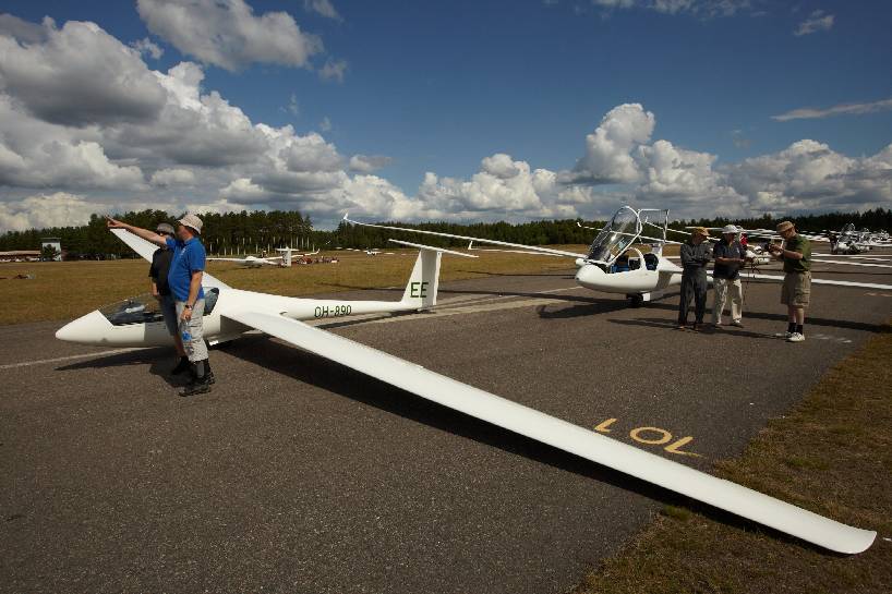 ESPOON ILMAILUKERHO RY. HALLITUKSEN KERTOMUS VUODEN 2010 TOIMINNASTA Yleistä Vuosi oli kerhon 48. toimintavuosi. Hallitus kokoontui vuoden aikana 8 kertaa.