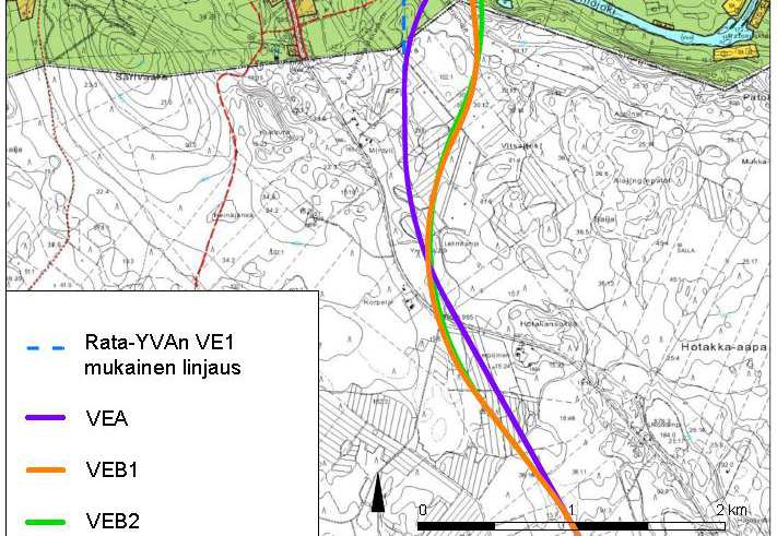 23 Kuva 28. Kaavaluonnoksessa osoitetut vaihtoehtoiset linjaukset voimassa olevan Saija-Pulkkaviita osayleiskaavan päällä. Rata-YVA:n VE1 mukainen linjaus katkoviivalla.