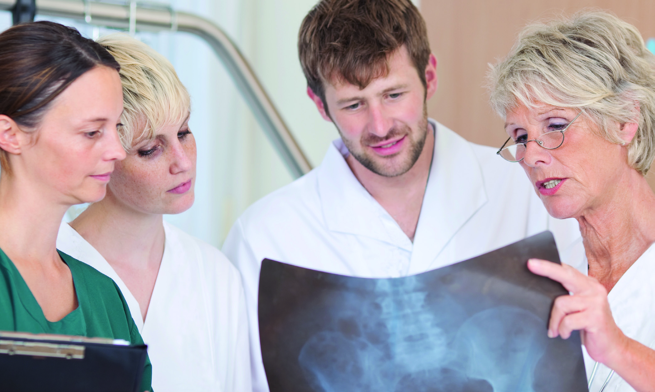 Lääkärit Suomessa Physicians in Finland Mieserikoislääkärien määrä on hieman vähentynyt vuodesta 2000. Samalla ajanjaksolla naiserikoislääkärien määrä on lähes kaksinkertaistunut.