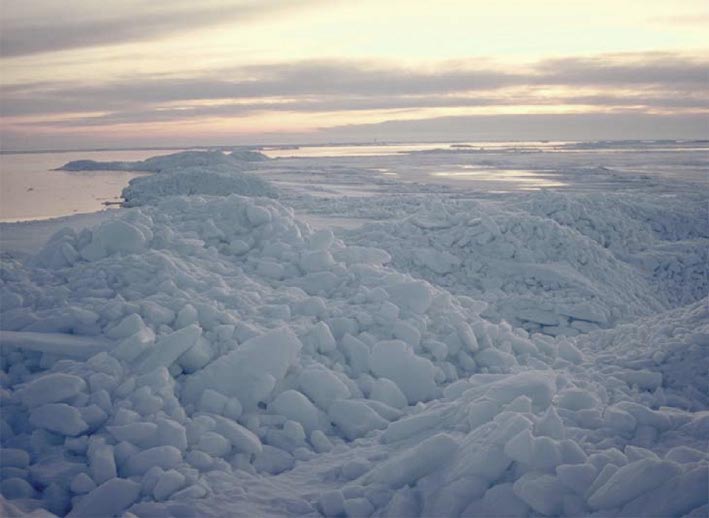 5.3.4 Jääolot Itämerellä on jäätalven aikana kiintojäätä ja ajojäätä. Kiintojää pysyy paikoillaan esimerkiksi saariin ja kareihin kiinnittyneenä.