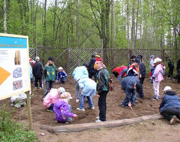 KIVIKAUDEN KYLÄ Kivikauden kylään on avattu lapsille suunnattu Lasten kivikauden kylä! Kylän rakennukset ja välineet on valmistettu lasten mittakaavan mukaan!