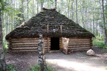 TOIVI JÄRVISEN TAIDEKOTI Saarijärven Mannilan Taidesäätiön omistamassa Toivi Järvisen taidekodissa on esillä täydellisen kodin sisustuksen lisäksi Toivi ja Osmo Järvisen keräämä taidekokoelma, joka