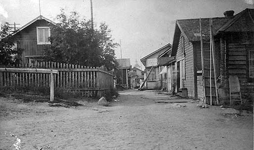 1900-luvun alkuun. 1900-luvulla paikalla oleva tie vei Iijoen rantaan lossille ja risteyksessä sijaitsi hevospuomi. Kartta 9.