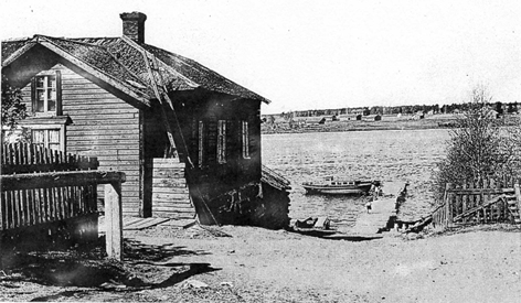 Kuva 7. Etu- ja Takakadun risteyksen hevospuomi länteen päin kuvattuna. Keskellä kuvaa näkyy vanha lossipaikka. (Kuva Tolonen 1995, 213.) 6.4.