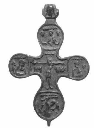 kappaletta, 12 kuparirengasta, kuparirenkaan katkelma, 2 pyöreää kupaririipusta, Kristiinan neljännesäyri (1632 1654) sekä ristiinnaulitun kuvalla ja muilla pyhäin kuvilla varustettu kuparinen,