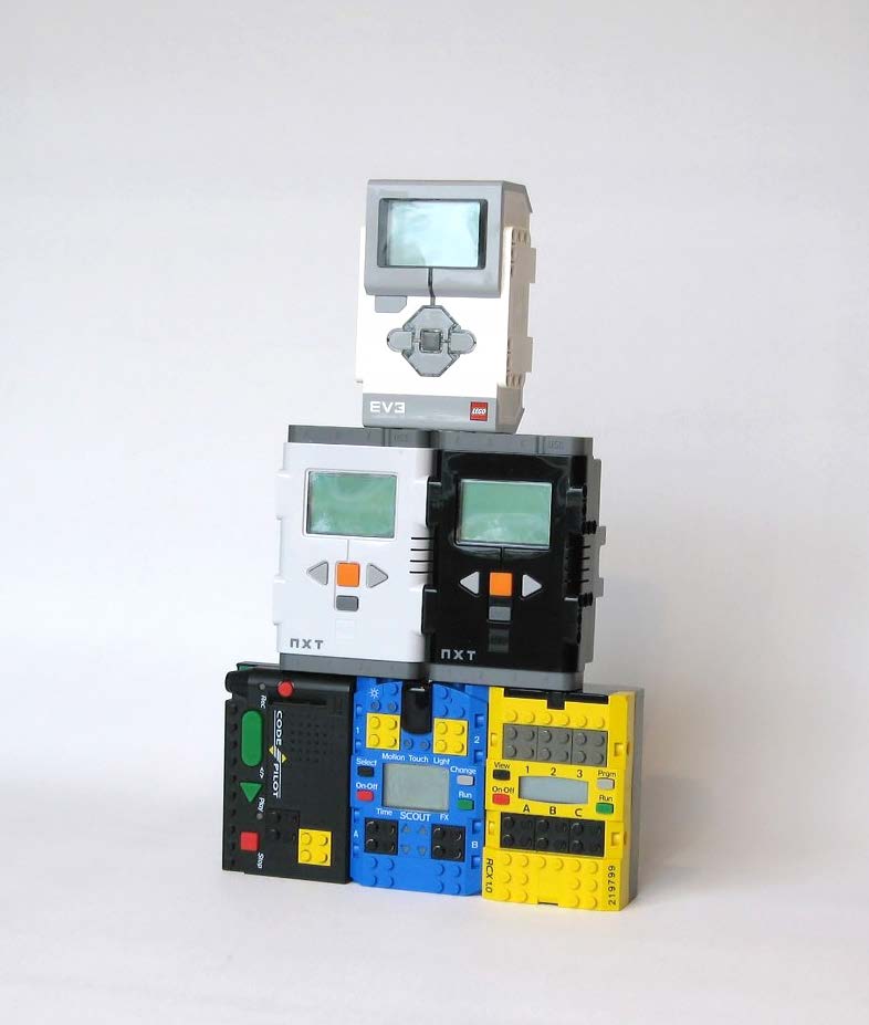 Ohjelmoitavia LEGO Mindstorms robotti-ohjaimia