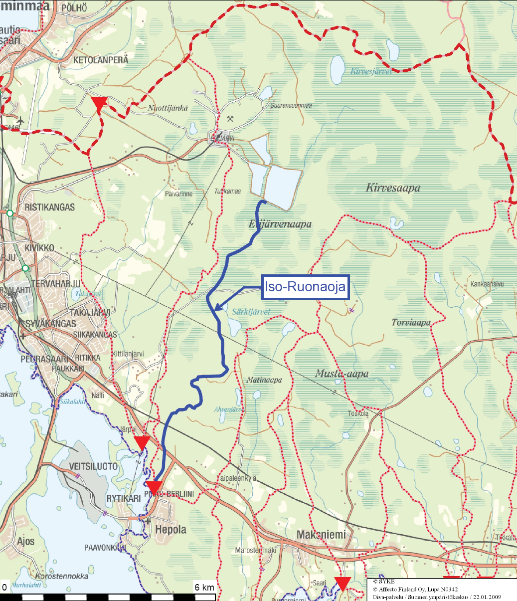 Kuva 7-2. Iso-Ruonaojan valuma-alue. Valuma-alueen rajat on merkitty punaisella katkoviivalla ja purkupisteet punaisella kolmiolla (Ympäristöhallinto 2009).