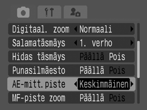 AE-mittauspisteen lukitseminen nestekidenäytön keskelle / AE-mittauspisteen siirtäminen valitun tarkennusalueen kohdalle 1 (Kuvaus) -valikko [AE-mitt.piste] [Keskimmäinen]*/[Tark.piste]. Katso Valikot ja asetukset (s.