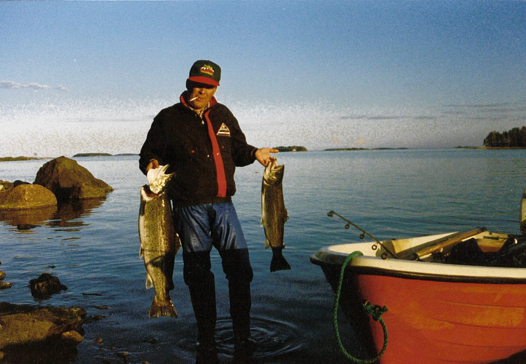 1990-luvulla on ollut harvinaista saada saaliiksi tämän kokoisia meritaimenia (9,1 ja 4,5 kg.). Tässä kuitenkin heittokalastajaa on onnistanut.