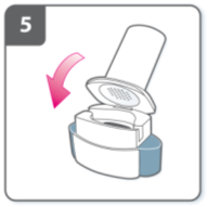 Avaa inhalaattori: Ota tukevasti kiinni inhalaattorin alaosasta ja kallista suukappaletta, jolloin inhalaattori avautuu.