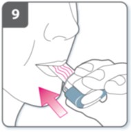 Älä puhalla suukappaleeseen. Inhaloi lääke: Varmistaaksesi lääkkeen pääsyn syvälle hengitysteihin toimi seuraavasti: Pitele inhalaattoria kuvan mukaisella tavalla.