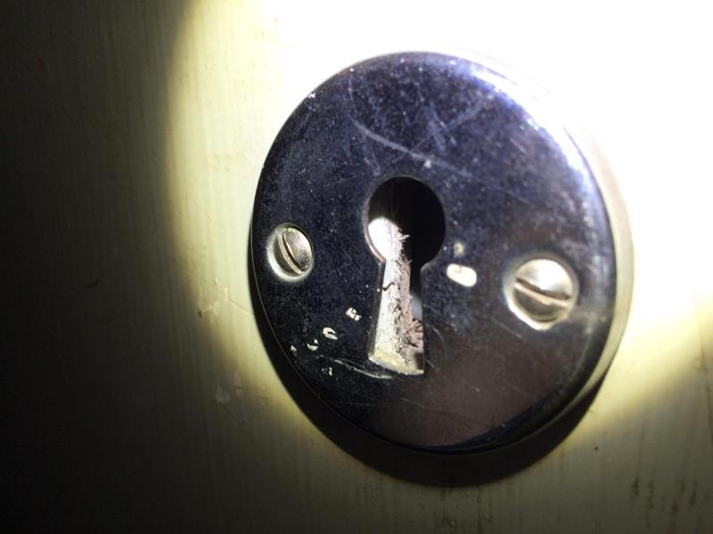 11. Valokuvat Palo-oven ovilehden takana asbestikangas