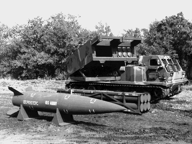 10 KUVA 4: Yhdysvaltalainen MLRS-raketinheitin M 993 tela-ajoneuvon alustalla. Maassa heittimen edessä normaali kuuden raketin rakettikasetti sekä yksi ATACMS -taktinen ohjus.