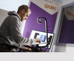 QUICK SCREEN Yleisin Oamkin käyttämä screen on nimeltään Expand QuickScreen, 85 x 200 cm. Screeneihin saa lisävarusteena spottivalon, ja pakettiin kuuluu valmiina kuljetuslaukku.