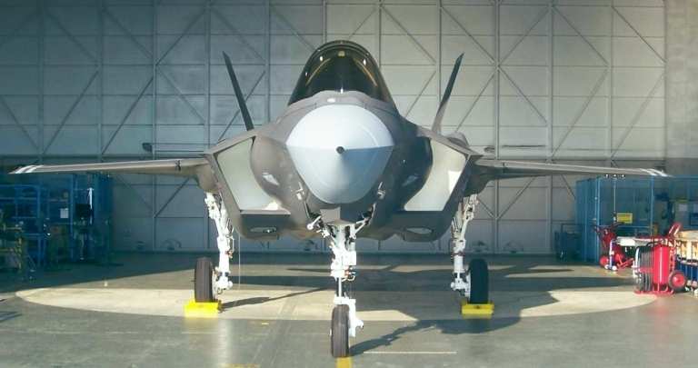 Ilmanottoaukot ovat suunniteltu F-22 Raptorissa siten, että aukkojen huulet ovat kolmessa eri kulmassa, jotta häive- ja yliäänilento-ominaisuudet olisivat parhaat mahdolliset.